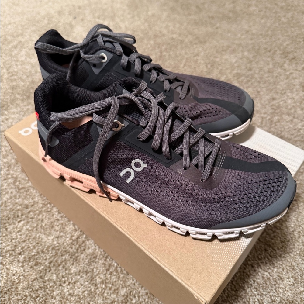 On cloud Running Charcoal and Peach Sneakers